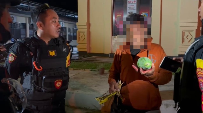 Polisi mengamankan maling pepaya dan ayam yang diamuk massa.