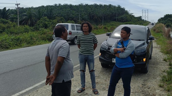 Polisi mengecek lokasi dan olah TKP bersama sopir