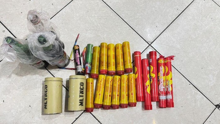 Polisi menyita puluhan flare sebelum laga Persija Vs Malut United di JIS, Jakarta Utara. (dok.istimewa)