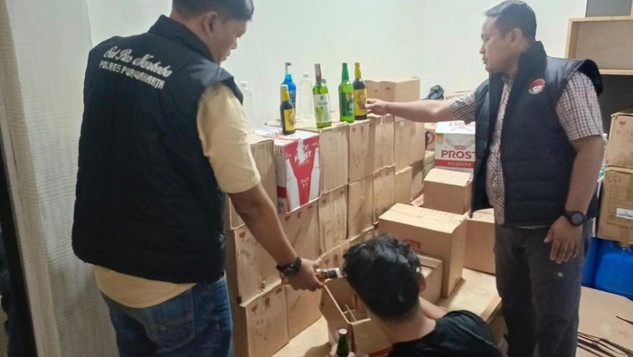 Polisi menyita ribuan botol miras di Purwakarta