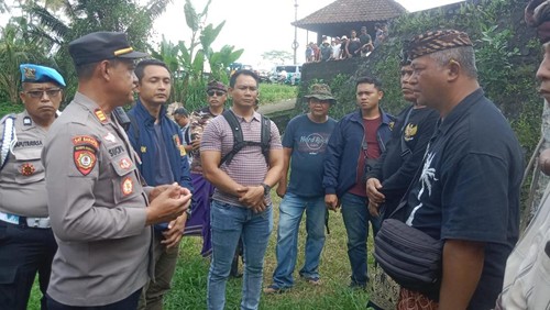 Polisi saat menemui warga adat di Susut, Bangli, berkoordinasi pengungkapan penggalian kuburan. (IST)