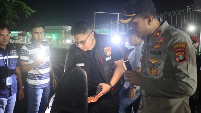 Polisi saat menggeledah salah satu motor milik calo tiket di Pelabuhan Bakauheni
