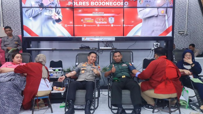 Polri dan TNI di Bojonegoro lakukan donor darah