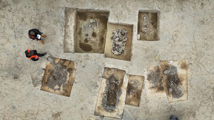 Potret 12 Makam Berusia 4.000 Tahun Ditemukan di Jerman 19 May 2025, Saxony-Anhalt, Bahrendorf: A skeleton of an approximately 35-year-old man from the transition from the Neolithic to the Bronze Age with a vessel as grave goods. A 4000-year-old burial ground was found on the construction site for the future SuedOstLink power line. The Saxony-Anhalt State Office for the Preservation of Monuments and Archaeology is carrying out archaeological excavations along the route. Photo: Heiko Rebsch/dpa (Photo by Heiko Rebsch/picture alliance via Getty Images)