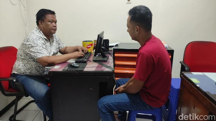Pria di Sidoarjo yang tertangkap saat mencuri kecap di minimarket.