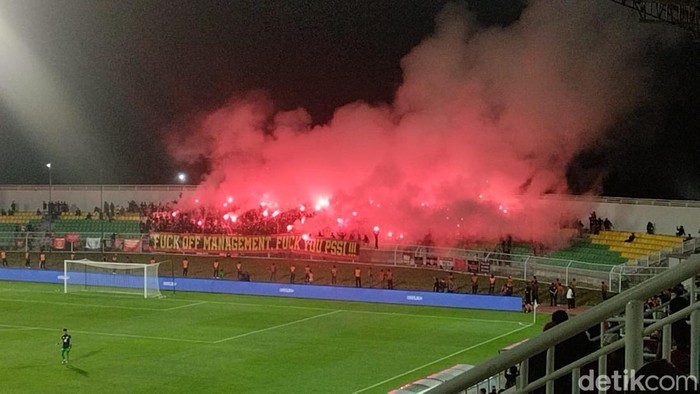 Suporter menyalakan flare di Stadion Gelora BJ Habibie saat laga PSM Makassar Vs Persita Tangerang masih berlangsung.
