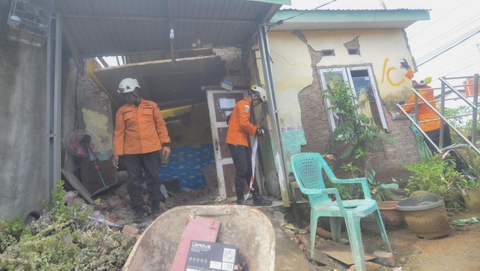 Petugas SAR Bengkulu memasang garis pembatas pada rumah terdampak gempa bumi berkekuatan magnitudo 6,3 di Kota Bengkulu, Bengkulu, Jumat (23/5/2025). Berdasarkan data sementara BPBD Provinsi Bengkulu, terdapat 34 bangunan rumah dan tempat usaha rusak akibat gempa bumi berkekuatan magnitudo 6,3 yang terjadi pada Jumat (23/5) sekitar pukul 02:52 WIB. ANTARA FOTO/Muhammad Izfaldi/Lmo/rwa.