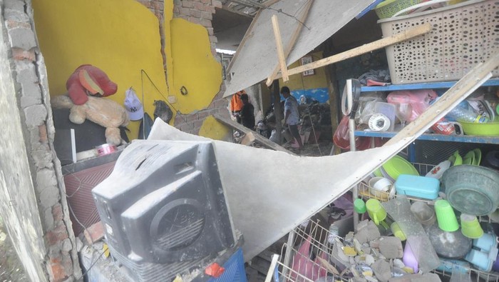Puluhan Bangunan di Bengkulu Rusak Usai Diguncang Gempa M6,3 Petugas SAR Bengkulu memasang garis pembatas pada rumah terdampak gempa bumi berkekuatan magnitudo 6,3 di Kota Bengkulu, Bengkulu, Jumat (23/5/2025). Berdasarkan data sementara BPBD Provinsi Bengkulu, terdapat 34 bangunan rumah dan tempat usaha rusak akibat gempa bumi berkekuatan magnitudo 6,3 yang terjadi pada Jumat (23/5) sekitar pukul 02:52 WIB. ANTARA FOTO/Muhammad Izfaldi/Lmo/rwa.