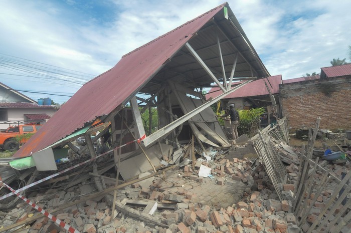 Petugas SAR Bengkulu memasang garis pembatas pada rumah terdampak gempa bumi berkekuatan magnitudo 6,3 di Kota Bengkulu, Bengkulu, Jumat (23/5/2025). Berdasarkan data sementara BPBD Provinsi Bengkulu, terdapat 34 bangunan rumah dan tempat usaha rusak akibat gempa bumi berkekuatan magnitudo 6,3 yang terjadi pada Jumat (23/5) sekitar pukul 02:52 WIB. ANTARA FOTO/Muhammad Izfaldi/Lmo/rwa.