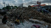 Warga mulai beraktivitas di sekitar Jalan Raya Sumberjaya pasca-pembongkaran bangunan liar yang menutupi badan jalan dan kali.