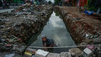 Kali kecil di Tambun Selatan kini terlihat jelas setelah tumpukan bangunan liar dibersihkan dari atasnya.
