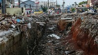 Alat berat dikerahkan Pemkab Bekasi untuk mengangkat puing bangunan liar demi menormalisasi aliran kali yang selama ini tersembunyi.