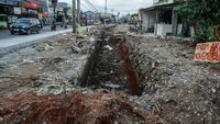 Sejumlah titik sudah mulai dibersihkan petugas, namun proses pengangkutan puing bangunan liar terus berjalan secara bertahap.