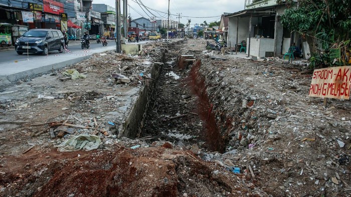 Puluhan Tahun Tertimbun Bangli, Kali Kecil di Tambun Kini Terlihat Warga beraktivitas di Jalan Raya Sumberjaya, usai ratusan bangunan liar dibongkar.
Kini kali yang tertimbun puluhan tahun mulai terlihat kembali.