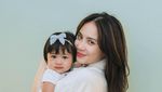 7 Potret Kebersamaan Lily dan Nagita Slavina, Sama-sama Cantik!