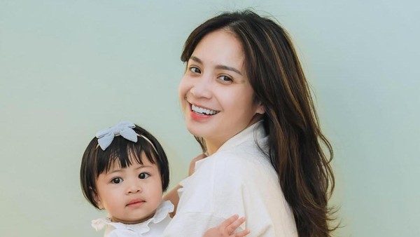 7 Potret Kebersamaan Lily dan Nagita Slavina, Sama-sama Cantik!