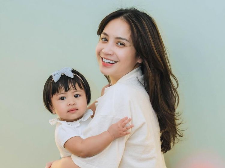 7 Potret Kebersamaan Lily dan Nagita Slavina, Sama-sama Cantik!