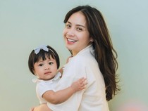 7 Potret Kebersamaan Lily dan Nagita Slavina, Sama-sama Cantik!