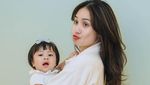 7 Potret Kebersamaan Lily dan Nagita Slavina, Sama-sama Cantik!