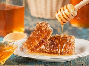 7 Manfaat Rutin Mengonsumsi Madu Mentah untuk Kesehatan