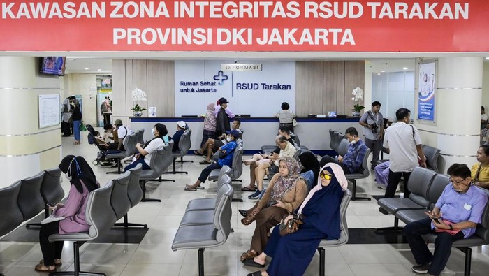 Petugas membantu warga mendapatkan nomor antrean di RSUD Tarakan, Jakarta, Jumat (23/5/2025).  Pemerintah Provinsi DKI Jakarta berencana mengubah nama empat Rumah Sakit Umum Daerah (RSUD) yakni RSUD Tarakan, RSUD Cengkareng, RSUD Pasar Minggu, dan RSUD Koja menjadi rumah sakit internasional untuk meningkatkan kualitas pelayanan kesehatan dan mengangkat citra rumah sakit milik pemerintah daerah. ANTARA FOTO/Sulthony Hasanuddin