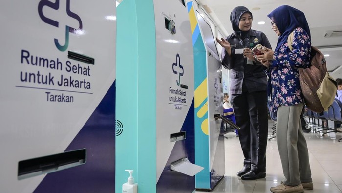 Petugas membantu warga mendapatkan nomor antrean di RSUD Tarakan, Jakarta, Jumat (23/5/2025).  Pemerintah Provinsi DKI Jakarta berencana mengubah nama empat Rumah Sakit Umum Daerah (RSUD) yakni RSUD Tarakan, RSUD Cengkareng, RSUD Pasar Minggu, dan RSUD Koja menjadi rumah sakit internasional untuk meningkatkan kualitas pelayanan kesehatan dan mengangkat citra rumah sakit milik pemerintah daerah. ANTARA FOTO/Sulthony Hasanuddin