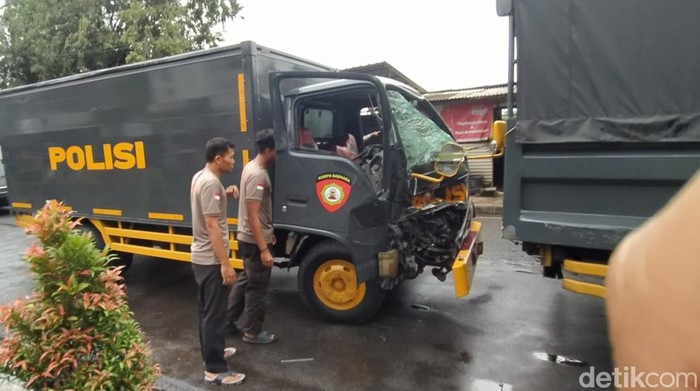 Rombongan truk polisi terlibat kecelakaan beruntun di Jalan Gunungsari, Surabaya.