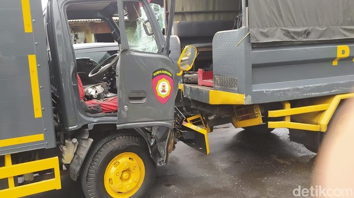 Rombongan truk polisi terlibat kecelakaan beruntun di Jalan Gunungsari, Surabaya.