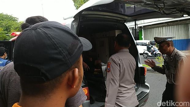 Rombongan truk polisi terlibat kecelakaan beruntun di Jalan Gunungsari, Surabaya.
