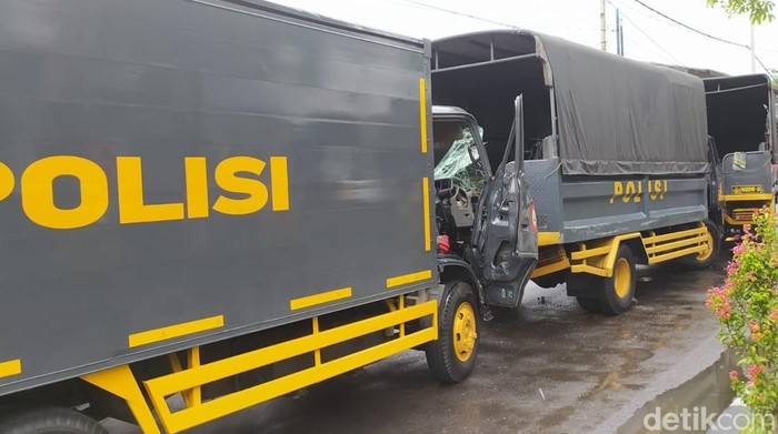 Rombongan truk polisi terlibat kecelakaan beruntun di Jalan Gunungsari, Surabaya.