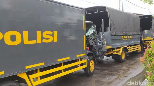 Rombongan truk polisi terlibat kecelakaan beruntun di Jalan Gunungsari, Surabaya.