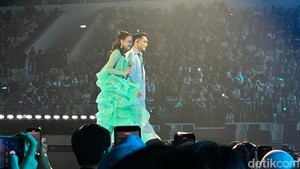 Afgan tampil dalam balutan busana putih di Indonesia Arena, Senin (23/5/2025) malam. Duet bareng Rossa, chemistry mereka di panggung terasa banget sampai festival.