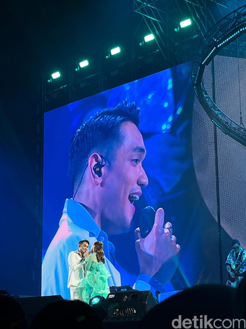 Penampilan Afgan dan Rossa di konser Here I Am.