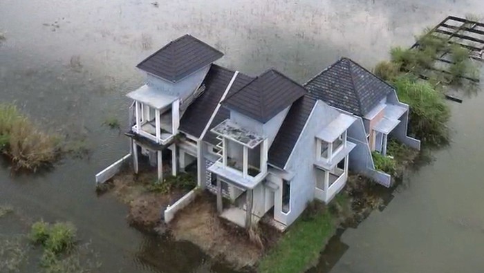 Rumah Mewah di Tengah Genangan Air di Jombang