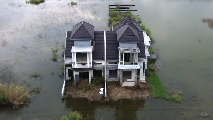 Rumah Mewah di Tengah Rawa