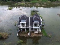 Viral! Rumah Mewah Terbengkalai di Tengah Genangan Air Bak Rawa