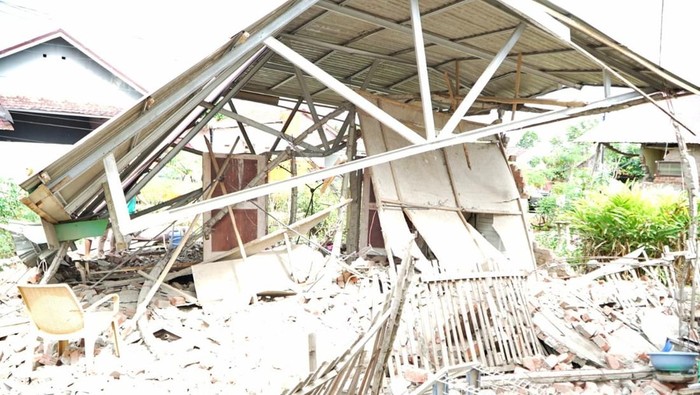 Rumah rusak di Bengkulu akibat gempa.