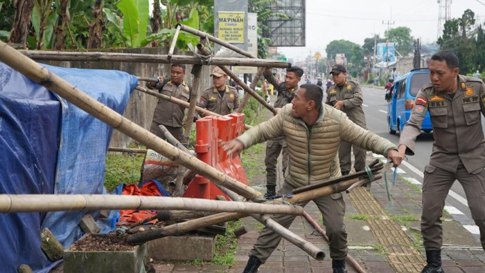 Satpol PP Kabupaten Bogor menertibkan lapak pedagang kaki lima (PKL) di kawasan Puncak. Total ada 27 lapak yang ditertibkan di wilayah Kecamatan Cisarua. (Dok Satpol PP Bogor).
