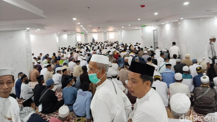 Sebagian jemaah haji Indonesia melaksanakan salat Jumat di masjid dekat hotel atau hotel masing-masing karena pembatasan operasional terminal bus Shalawat. (Haris/detikcom).