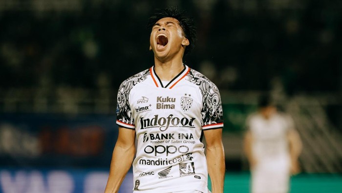 Selebrasi Rahmat Arjuna Rezki seusai mencetak gol kedua Bali United ke gawang Persebaya Surabaya, Jumat (23/5/2025) di pekan laga Liga 1 2024/2025. (Dok. Bali United)