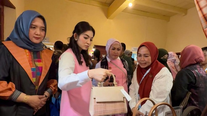 Selvi Gibran saat mengamati tas kerajinan khas Takalar di Festival Budaya Nasional di Makassar. Dokumen Istimewa