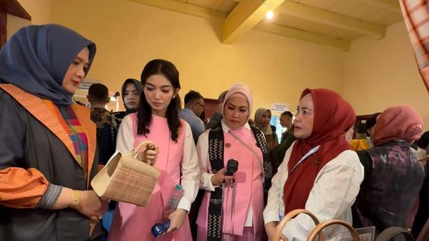 Selvi Gibran saat mengamati tas kerajinan khas Takalar di Festival Budaya Nasional di Makassar. Dokumen Istimewa