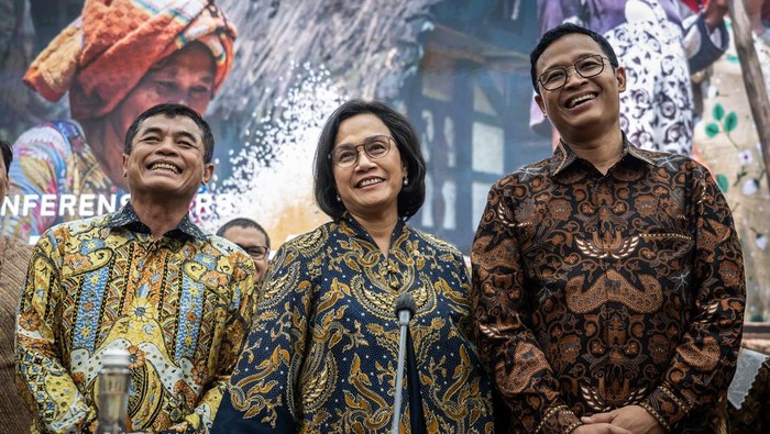 Menteri Keuangan Sri Mulyani (tengah) berfoto bersama Direktur Jenderal Bea Cukai Djaka Budi Utama (kiri) dan Direktur Jenderal Pajak Bimo Wijayanto (kanan) sebelum memberikan pemaparan pada konferensi pers APBN KiTa di Kantor Kementerian Keuangan, Jakarta, Jumat (23/5/2025). Menteri Keuangan Sri Mulyani menyatakan Anggaran Pendapatan dan Belanja Negara (APBN) per akhir April 2025 tercatat surplus Rp4,3 triliun atau sebesar 0,02 persen terhadap Produk Domestik Bruto (PDB), yang ditopang oleh total pendapatan negara mencapai Rp810,5 triliun atau setara 27 persen dari target APBN 2025. ANTARA FOTO/Bayu Pratama S/tom.