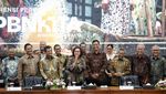 Senyum Sri Mulyani Diapit Dua Dirjen Pilihan Prabowo