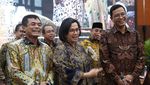 Senyum Sri Mulyani Diapit Dua Dirjen Pilihan Prabowo