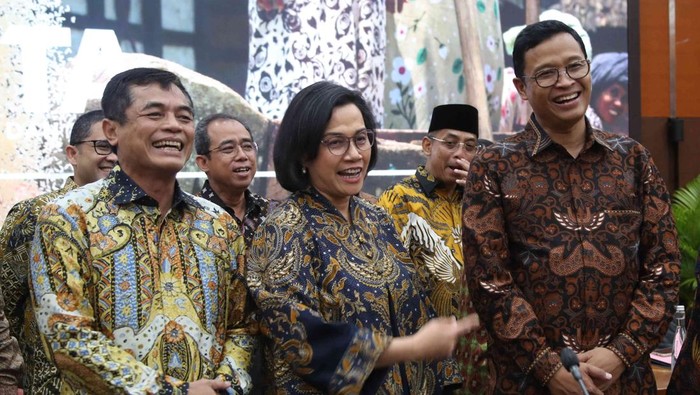 Menteri Keuangan Sri Mulyani (tengah) berfoto bersama Direktur Jenderal Bea Cukai Djaka Budi Utama (kiri) dan Direktur Jenderal Pajak Bimo Wijayanto (kanan) sebelum memberikan pemaparan pada konferensi pers APBN KiTa di Kantor Kementerian Keuangan, Jakarta, Jumat (23/5/2025). Menteri Keuangan Sri Mulyani menyatakan Anggaran Pendapatan dan Belanja Negara (APBN) per akhir April 2025 tercatat surplus Rp4,3 triliun atau sebesar 0,02 persen terhadap Produk Domestik Bruto (PDB), yang ditopang oleh total pendapatan negara mencapai Rp810,5 triliun atau setara 27 persen dari target APBN 2025.