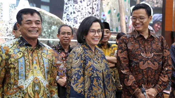 Menteri Keuangan Sri Mulyani (tengah) berfoto bersama Direktur Jenderal Bea Cukai Djaka Budi Utama (kiri) dan Direktur Jenderal Pajak Bimo Wijayanto (kanan) sebelum memberikan pemaparan pada konferensi pers APBN KiTa di Kantor Kementerian Keuangan, Jakarta, Jumat (23/5/2025). Menteri Keuangan Sri Mulyani menyatakan Anggaran Pendapatan dan Belanja Negara (APBN) per akhir April 2025 tercatat surplus Rp4,3 triliun atau sebesar 0,02 persen terhadap Produk Domestik Bruto (PDB), yang ditopang oleh total pendapatan negara mencapai Rp810,5 triliun atau setara 27 persen dari target APBN 2025.