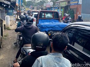 Macet di Jalan Sapan Arah Kota Bandung gegara Truk Mogok