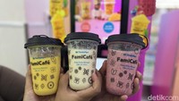 Sejumlah gerai minimarket Family Mart di Jakarta kini menawarkan smoothies berbahan buah-buahan asli nan segar. Salah satunya ada di Bulungan. Foto: Detikcom / Atiqa Rana