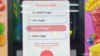 Saat pesan, kamu bisa pilih tingkat kemanisan yang diinginkan. Ada normal sugar, less sugar, atau ekstra sugar. Setelah dipilih, barulah smoothies siap diblender. Foto: Detikcom / Atiqa Rana